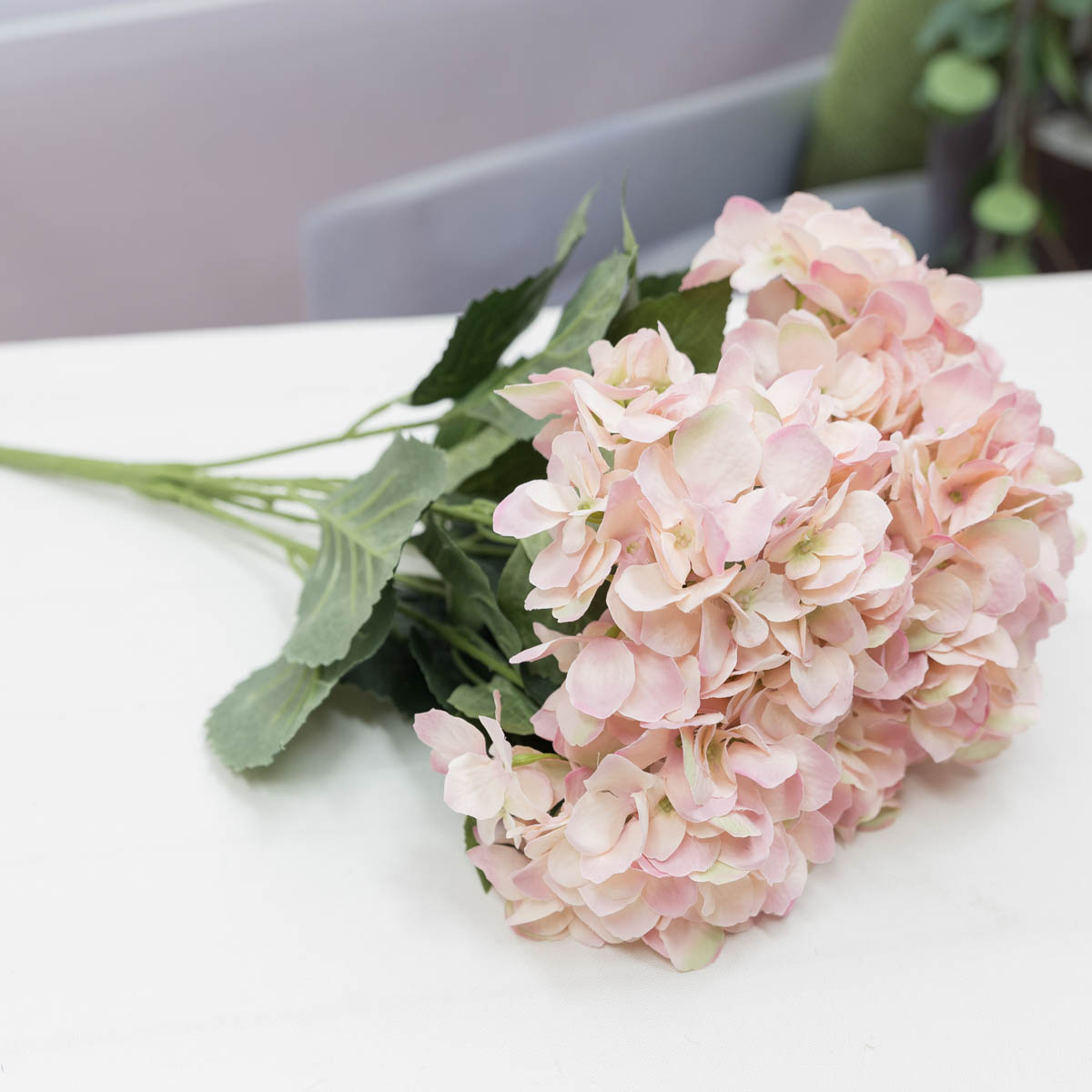 실크플라워 블루밍 수국 조화꽃 부쉬 60cm 핑크 테이블에놓은사진