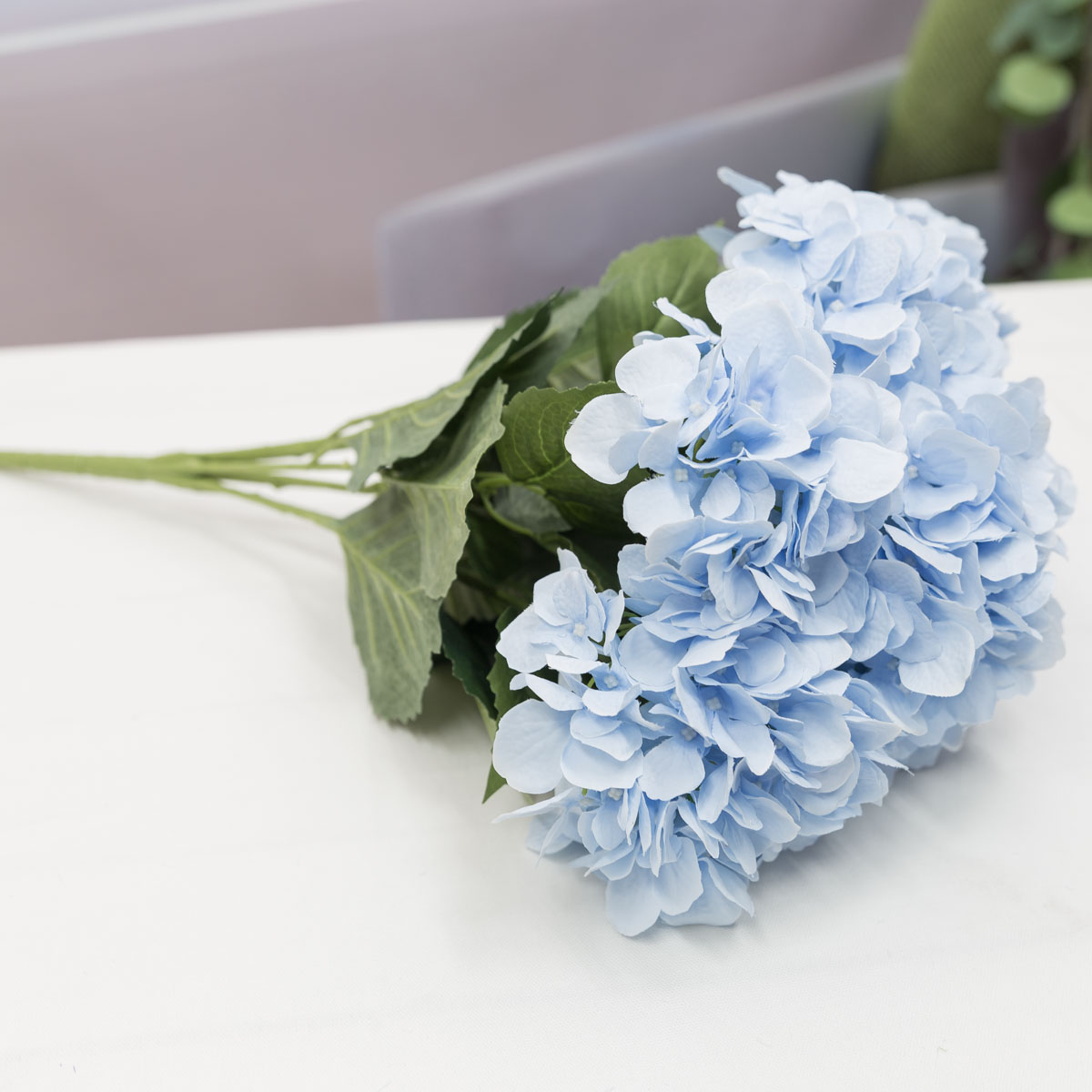 실크플라워 블루밍 수국 조화꽃 부쉬 60cm 블루 테이블에놓은사진