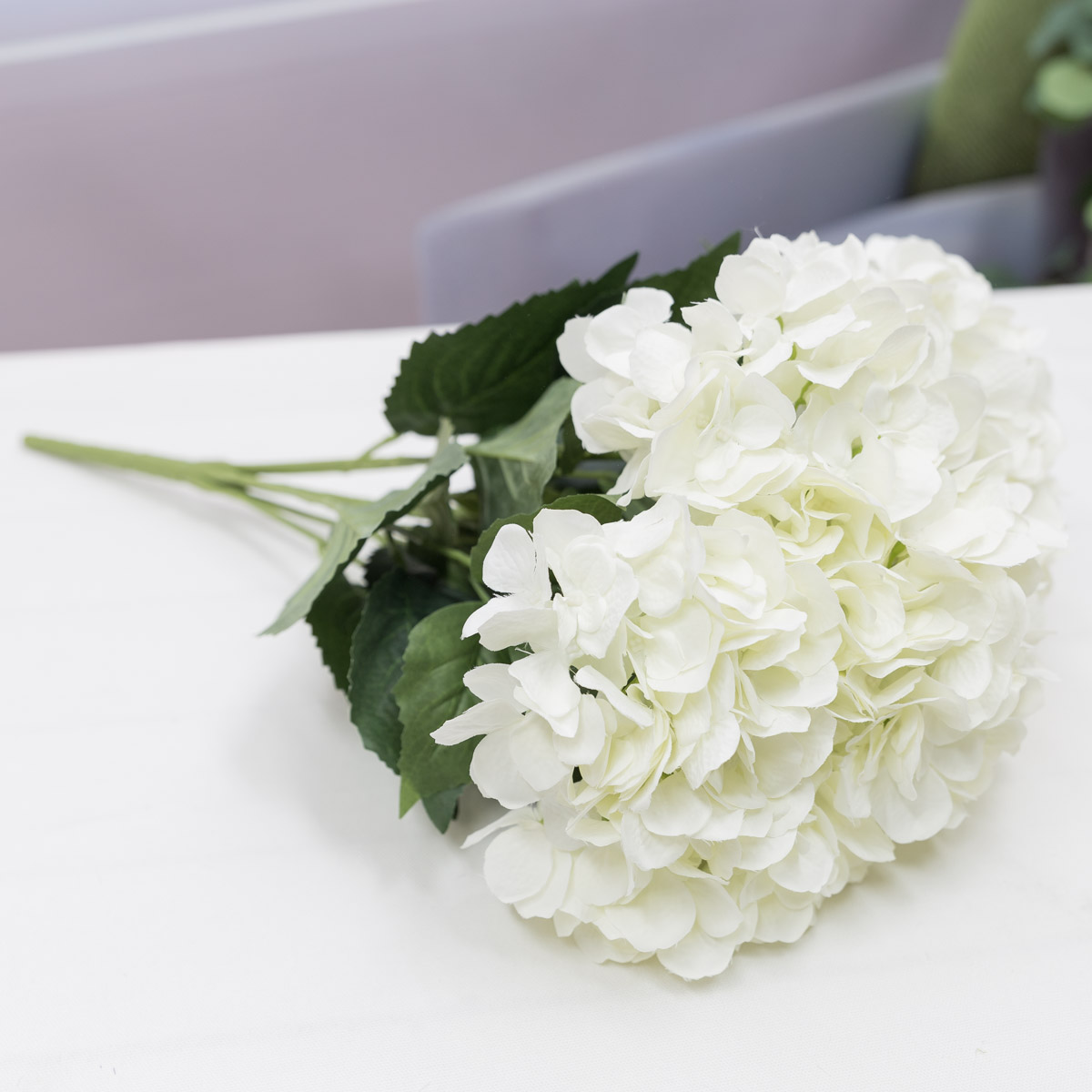실크플라워 블루밍 수국 조화꽃 부쉬 60cm 크림 테이블에놓은사진